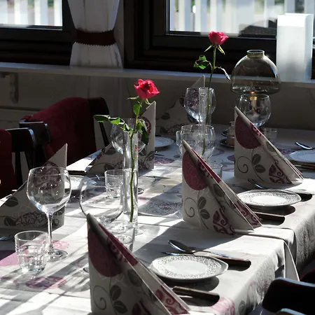 & Restaurang מלון