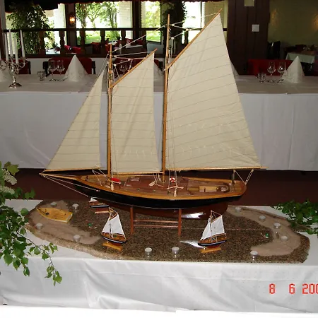 & Restaurang 3* אקרו